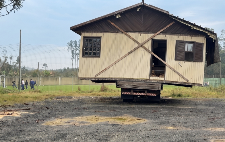 Casa sobre caminhão segue abandonada perto de escola após prazo vencer em Criciúma