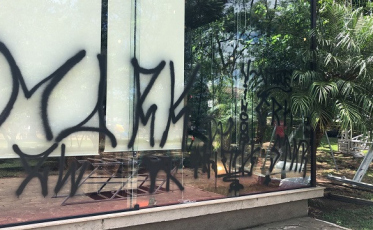 Vandalismo e desrespeito reacendem debate sobre cercamento da Praça do Congresso