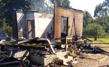 Casa é destruída pelo fogo em Forquilhinha