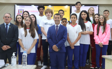 Veredores mirins tomam posse na Câmara Municipal de Criciúma