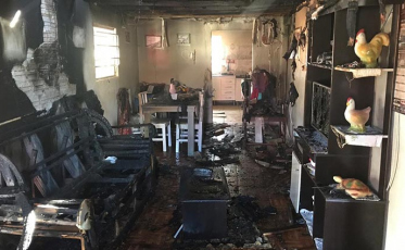 Vizinhos ajudam apagar incêndio em Imbituba