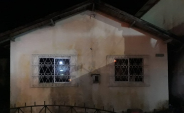 Bombeiros salvam casal durante incêndio