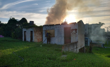 Casa abandonada de alvenaria é incendiada em Criciúma
