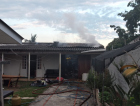 Casa de alvenaria pega fogo em Araranguá