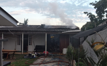 Casa de alvenaria pega fogo em Araranguá