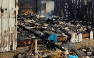 Criciúma: incêndio destrói casa de madeira no bairro Mina do Mato