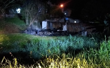 Criciúma: casa de madeira com “gato de energia” é destruída por incêndio