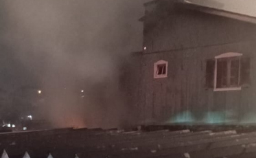 Criciúma: casa pega fogo e moradores são levados ao hospital após inalação de fumaça