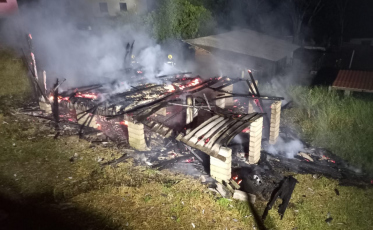 Casa abandonada fica destruída após incêndio em Içara