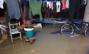 Chuva causa alagamentos em Praia Grande