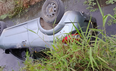 Motorista perde o controle da direção e veículo cai em córrego em Morro da Fumaça