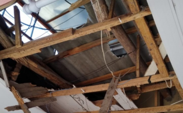 Placa de publicidade cai sobre loja no Centro de Criciúma