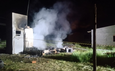  Incêndio destrói casa de madeira em Passo de Torres