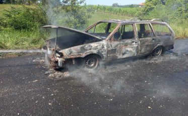 Criciúma: Veículo é destruído por incêndio no bairro Linha Cabral 
