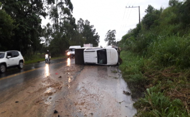 Veículo fica lateralizado na SC-108 em Urussanga