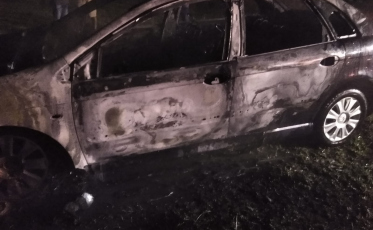 Criciúma: Veículo fica destruído após incêndio no bairro São Roque