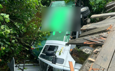 Siderópolis: Caminhão cai da ponte e duas pessoas ficam feridas