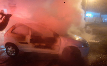 Veículo pega fogo e mobiliza Corpo de Bombeiros em Passo de Torres