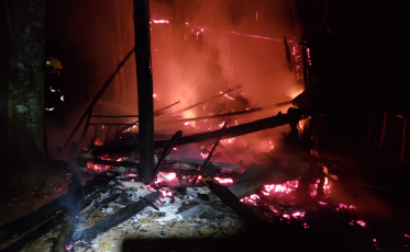 Incêndio deixa residência completamente destruída em Criciúma