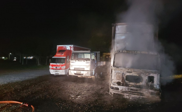 Veículo pega fogo na BR-101 em Içara