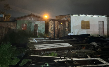 Incêndio atinge residência abandonada no bairro Monte Castelo, em Criciúma