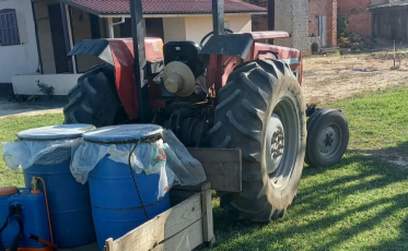 Duas pessoas ficam feridas em colisão entre motocicleta e trator 