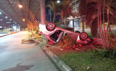 Criciúma: Motorista bate na grade e capota o carro no Terminal Central