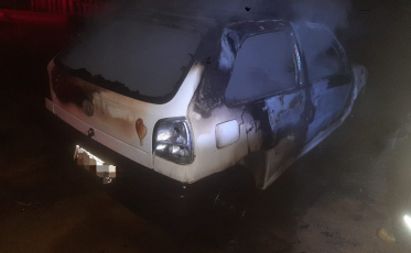 Carro fica destruído após pegar fogo em Passo de Torres