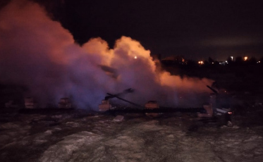 Balneário Gaivota: incêndio deixa residência de madeira destruída