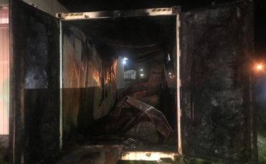 Criciúma: Bombeiros combatem incêndio em contêiner no bairro Jardim Maristela