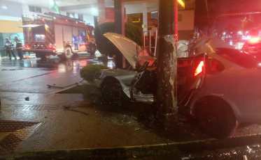 Criciúma: Motorista morre após carro bater em poste na Avenida Centenário
