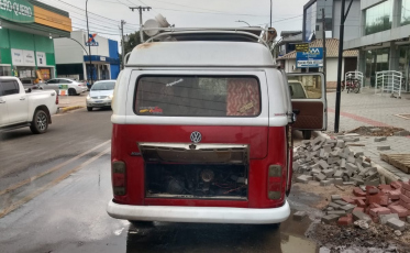 Kombi pega fogo no Centro de Forquilhinha