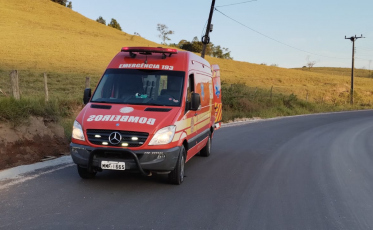 Motociclista é encaminhada ao hospital após cair da moto em Treze de Maio