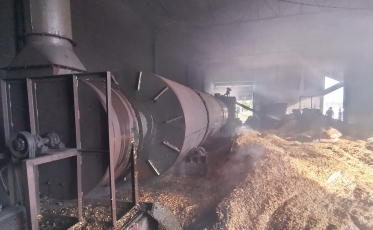 Fogo atinge fábrica de cepilho em Araranguá