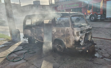 Veículo pega fogo no centro de Balneário Arroio do Silva