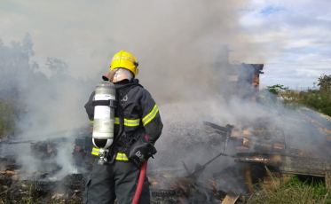 Incêndio destrói casa de madeira por completo no Ermo