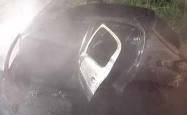 Incêndio deixa carro destruído na SC-449 em Sombrio