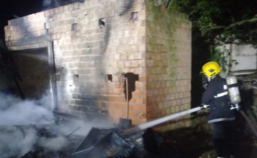 Casa de madeira pega fogo em Araranguá
