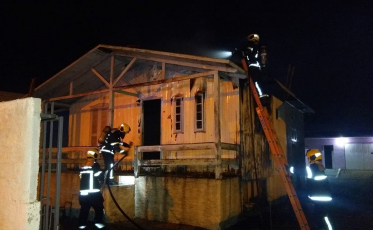 Criciúma: Corpo de Bombeiros combate incêndio em residência