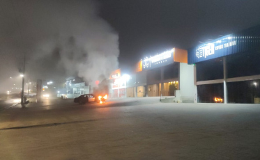 Criciúma: bombeiros combatem incêndio em veículo na Avenida Luiz Lazzarin