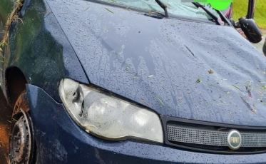 Carro capota na marginal da BR-101, em Criciúma