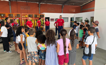 Bombeiros promovem atividade de páscoa para crianças do CRAS Tereza Cristina