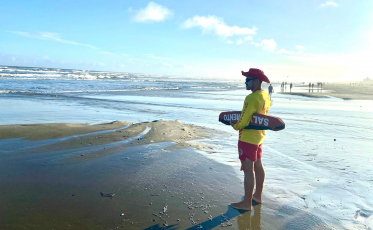 Embarcação vira e pescadores são resgatados em Balneário Gaivota
