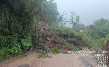 Queda de barreira interdita Serra do Corvo Branco