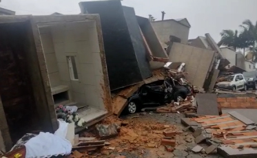 Grão-Pará: Muro de cemitério desaba e capelas atingem carros estacionados (VÍDEO)