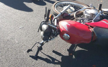 Colisão entre moto e caminhão deixa uma pessoa ferida no Centro de Ermo