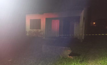 Casa pega fogo no Centro de Balneário Gaivota