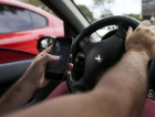 Um em cada cinco brasileiros usa o celular enquanto dirige