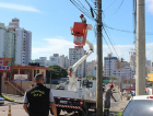 Prefeitura remove fios soltos e caídos, após notificar empresa responsável