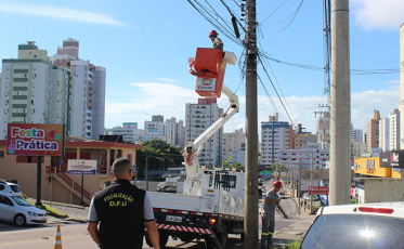 Prefeitura remove fios soltos e caídos, após notificar empresa responsável